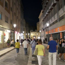 夜になっても人通りの多い通りです