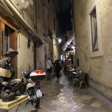 両側は中世建造物でした