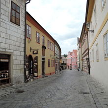 門を出た所の綺麗な街並み