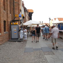 夕方になると人出も多くなります。