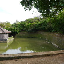 円鑑池を望む通路に架かる橋です
