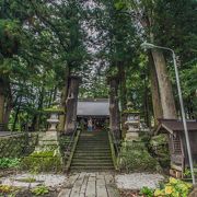 多くの木々に囲まれた神社でした