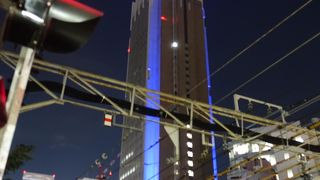 線路越しに見る高層タワー