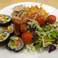 朝食　メニューをお皿に盛り付けました