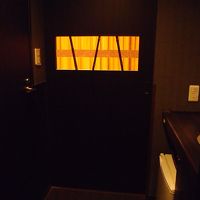 部屋に入ってすぐは冷蔵庫や洗面台のあるエリアになります