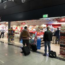 空港内のコンビニ