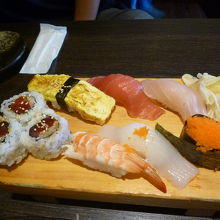 私のお気に入りのにぎり寿司：ネタは、鮪、サーモン、とびっこ他