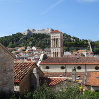 前の道からは城塞が見えます