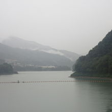 高遠の街の少し上流にある静かな湖