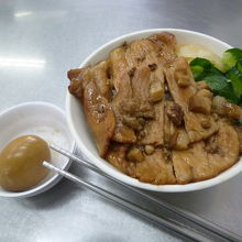 焼肉飯 小、魯蛋で40元