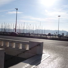 河側へ渡る地下道