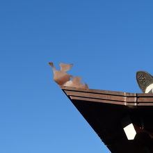 屋根にある鳥の飾り
