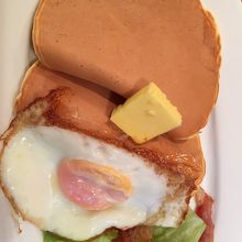 ベーコンエッグとパンケーキ