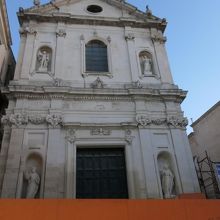 補修作業が進行中のサンタナ教会