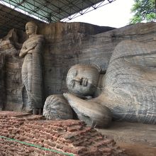 巨大な石仏