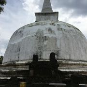 白く輝くポロンナルワの仏塔