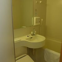 バスルームも東横インスタンダードの広さ