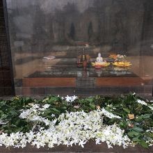 たくさんのお花のお供え物