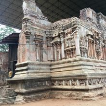 外の彫刻が美しい