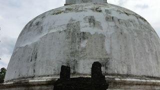 白く輝くポロンナルワの仏塔