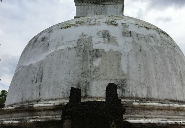 白く輝くポロンナルワの仏塔