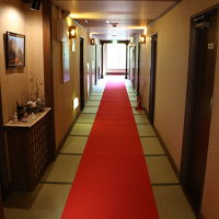 赤いカーペットが敷かれた廊下