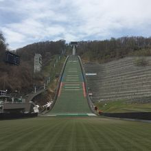 リフトに乗って頂上へ向かいます