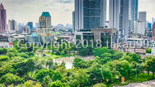 エンポリアムの隣、スクンビット通り沿いにある公園です。