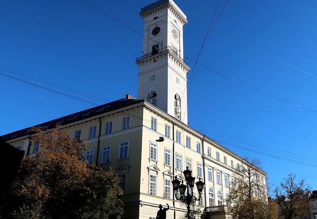 塔からの市街地の眺めは素晴らしいです。