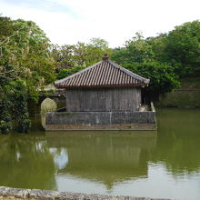 弁財天堂が中島にあります