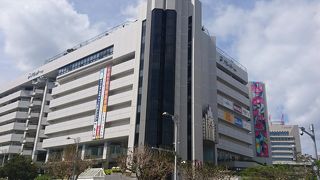 那覇の中心にある複合商業施設