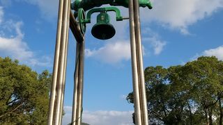 平和公園内の青銅製の鐘