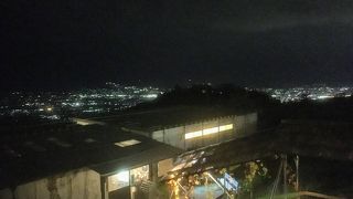 眼下の夜景を見ながらお湯に浸かれます