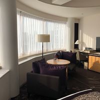 日本庭園に沿ってまあるくせり出しています