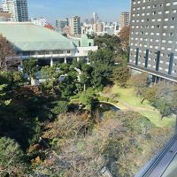 眼下に日本庭園をのぞみます