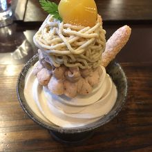 モンブランクリームとアイスのパフェ。