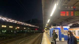 京王線とJRの乗換駅です。乗り換え専用改札もあり便利です。高尾始発の中央線電車を狙うと良いです。