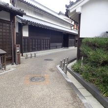 曲がりくねった道