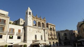 時計塔とアーチ状の歴史的建造物がフォトジェニックな景観