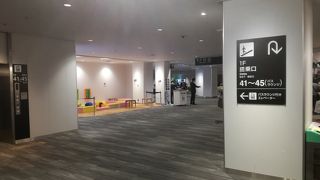 アクセスは良いが、ターミナルビルは使いにくい。