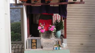アーケード街にある地蔵尊