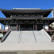 大きく背が高い立派な本堂に圧倒される寺院です