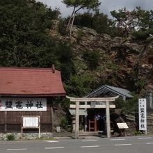 道路を挟んで見た正面です。