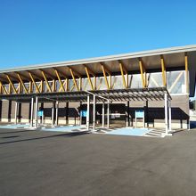 裏のトイレは広くて清潔