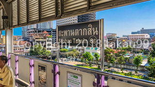 チャオプラヤ川のサトーン・ピア（船着場）の最寄り駅です。