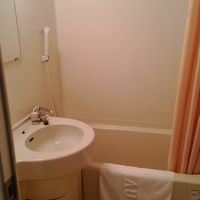 バスルームは狭め。