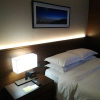 部屋はあまり広くはないです。