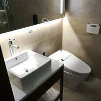 洗面台も狭く、女性は化粧品を置くところがなく不便だと思います