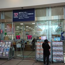 右側から入って一番奥にある