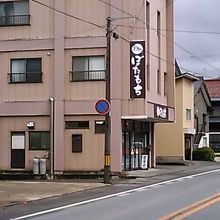 役場の手前にあります